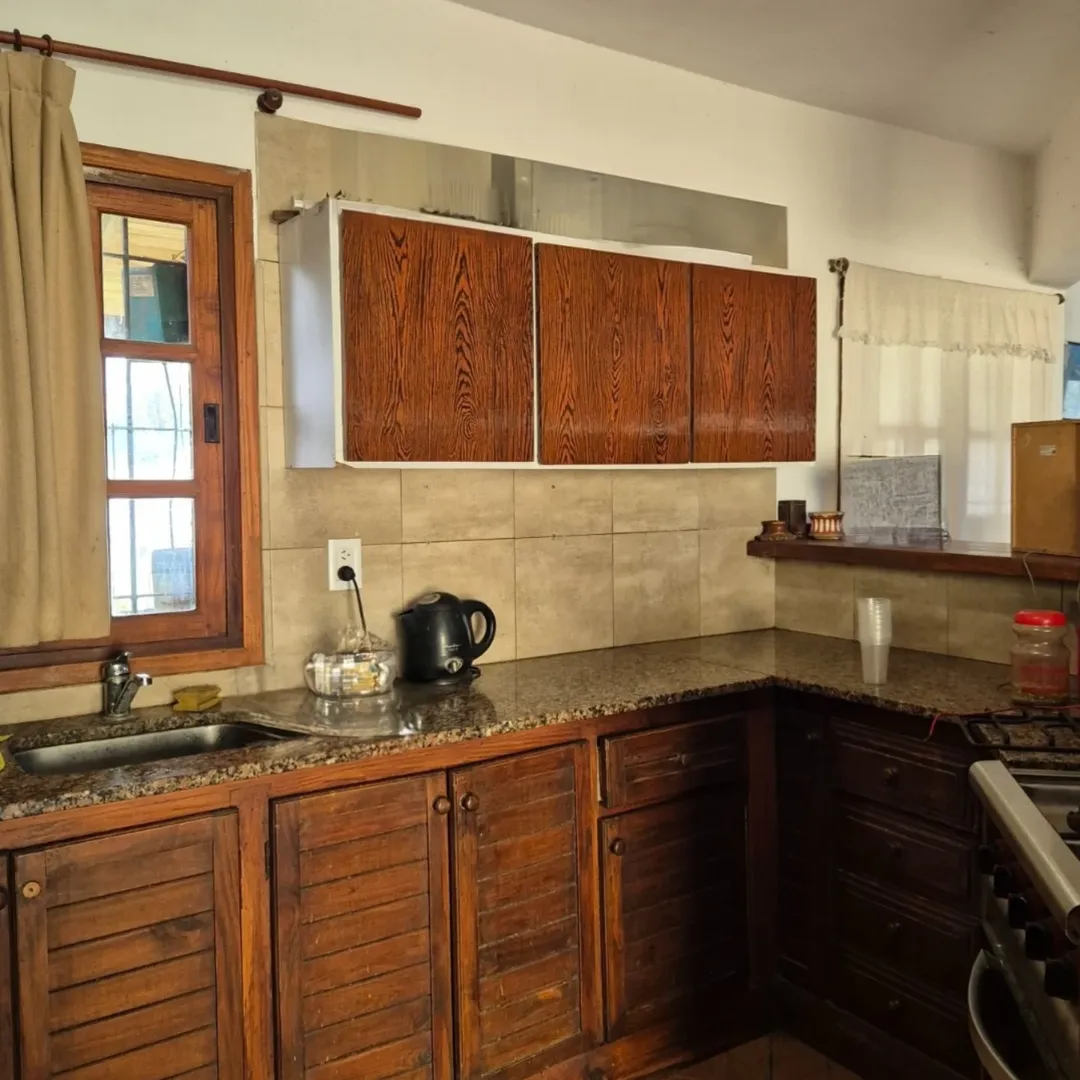 Cocina del salón con mesada y bacha